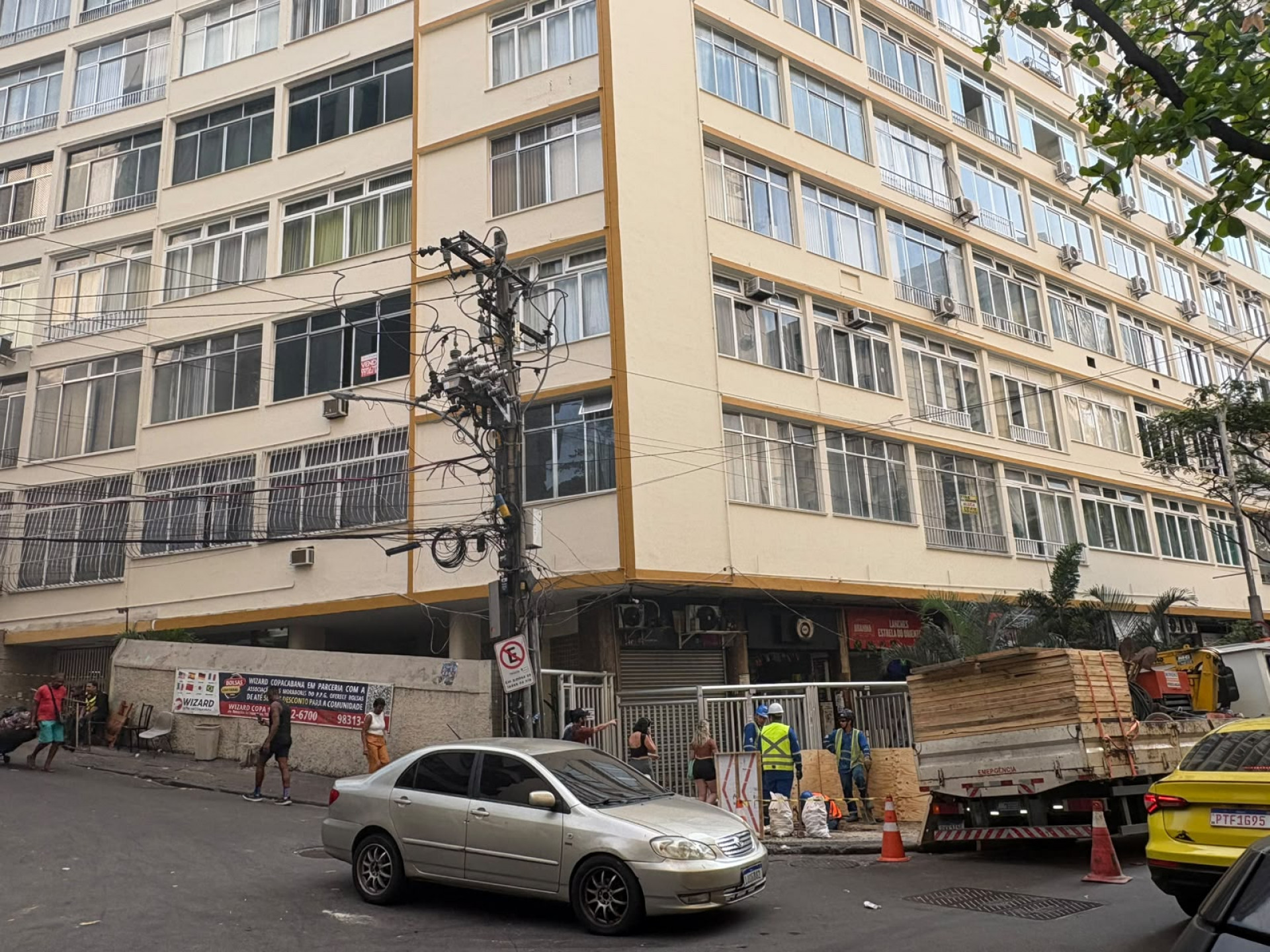 Equipes da Naturgy atuam na Rua Sá Ferreira, em Copacabana, após explosão em prédio residencial - Fred Vidal/Agência O DIA