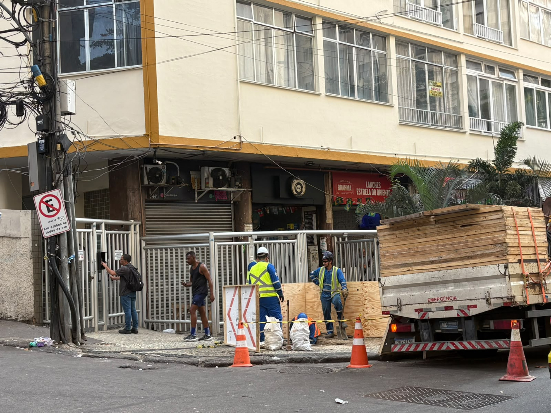Equipes da Naturgy atuam na Rua Sá Ferreira, em Copacabana, após explosão em prédio residencial - Fred Vidal/Agência O DIA