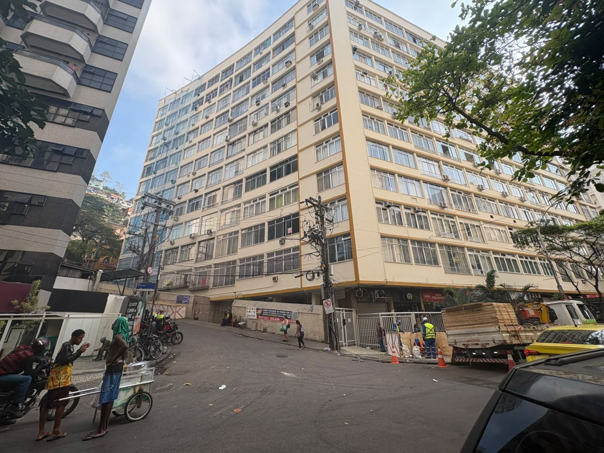 Equipes da Naturgy atuam na Rua Sá Ferreira, em Copacabana, após explosão em prédio residencial - Fred Vidal/Agência O DIA