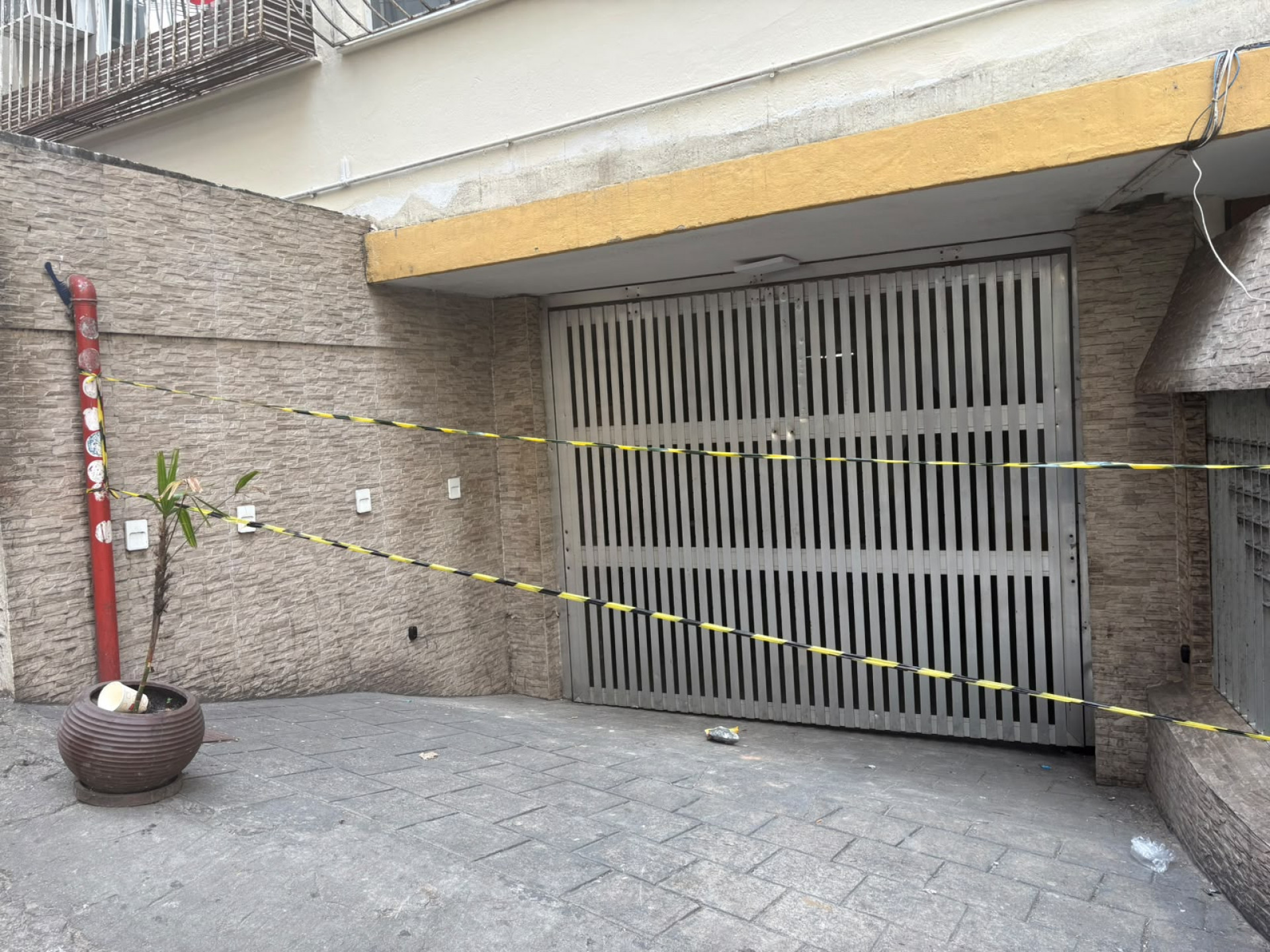Garagem do prédio permanece interditada - Fred Vidal/Agência O DIA