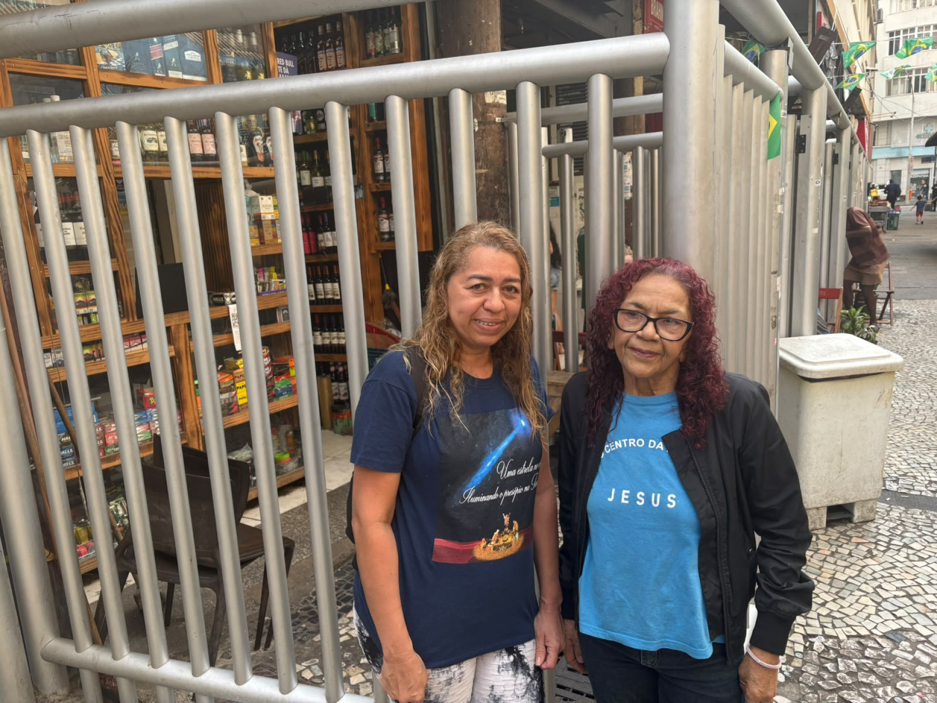 Zélia Bacelar e a amiga Maria Auxiliadora ficaram assustadas com a explosão - Fred Vidal/Agência O DIA