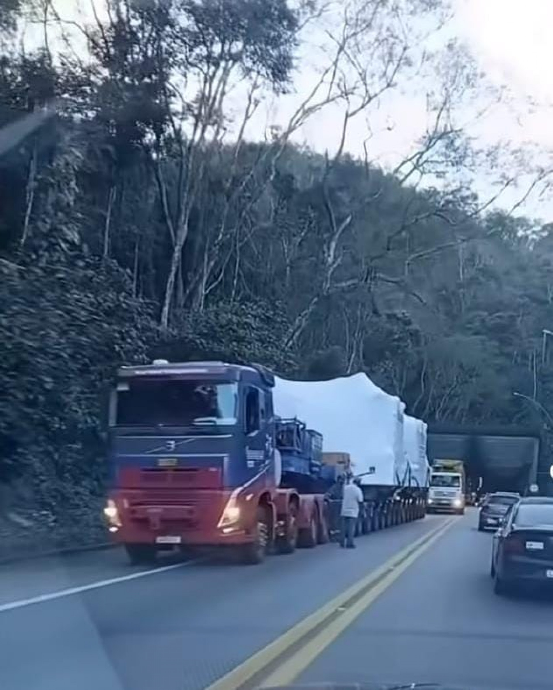Carreta com carga especial ocupa meia pista sentido Angra