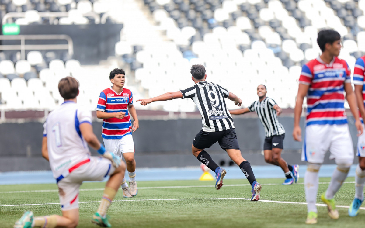 Bernardo Germano em jogo do Botafogo sub-17 no Estádio Nilton Santos