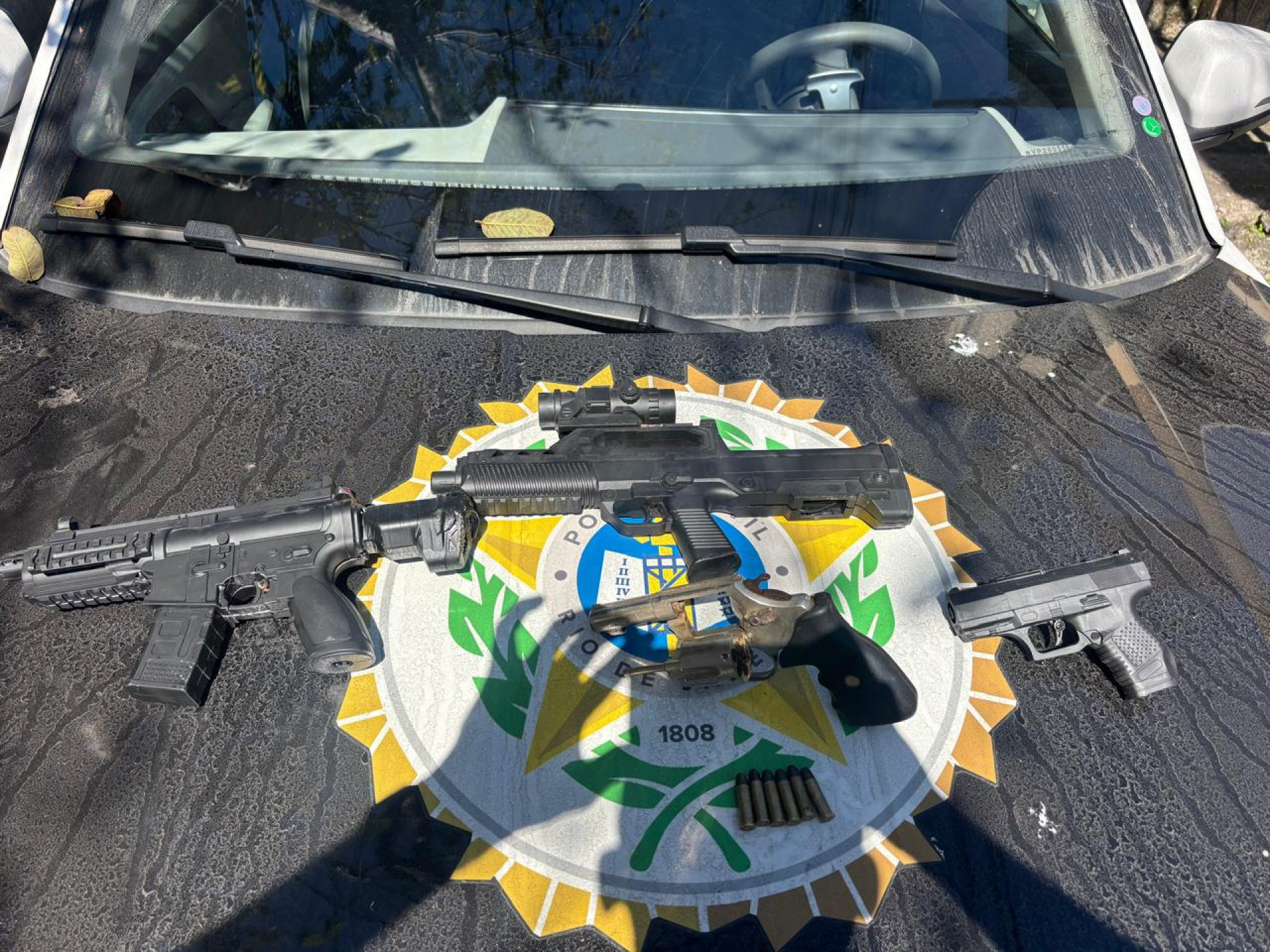 Agentes apreenderam armas durante a operação - Reprodução