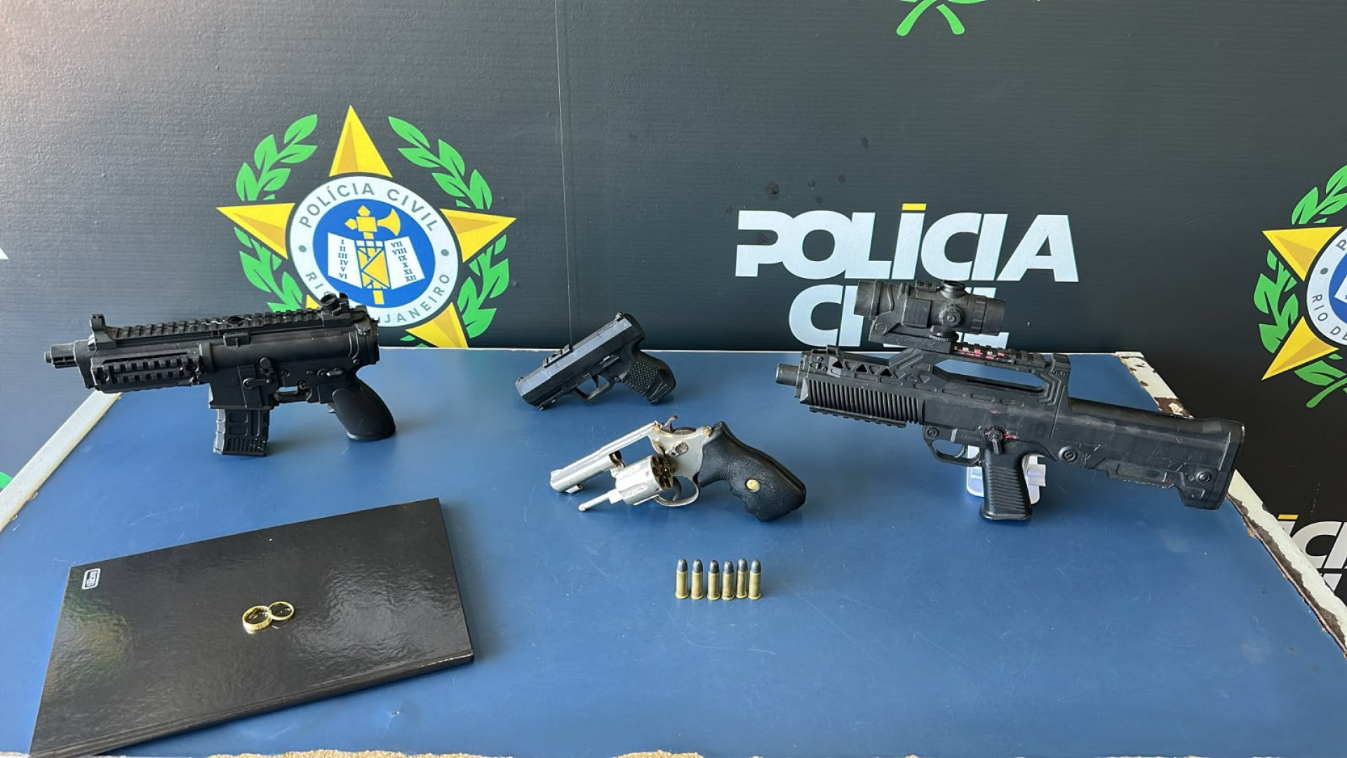Agentes apreenderam armas durante a operação - Reprodução