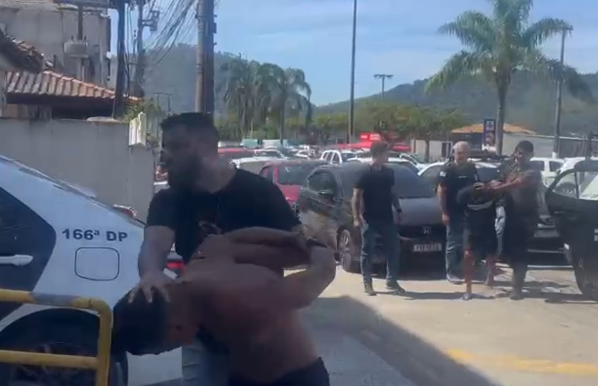 Agentes levaram os presos para a 166ª DP (Angra dos Reis) - Reprodução