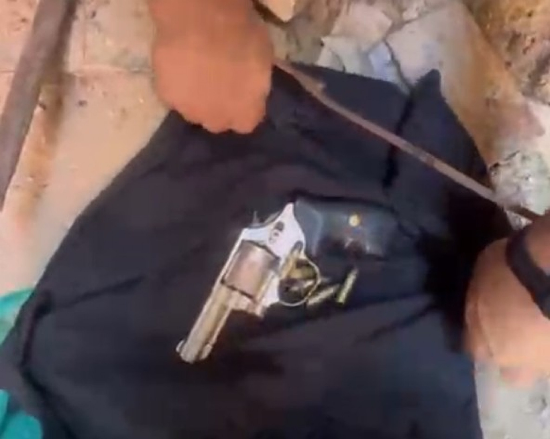 Arma usada no assalto foi encontrada escondida em um muro - Reprodu&ccedil;&atilde;o