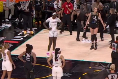 Brinquedo sexual é arremessado em quadra e interrompe jogo de basquete