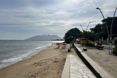 Frente fria muda o tempo e traz vento forte e mar agitado a Rio das Ostras