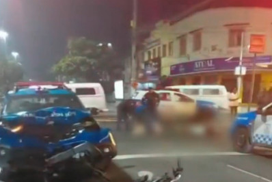 Colisão entre moto e viatura da PM deixa dois feridos em Pilares