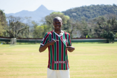 Jovem firma contrato profissional com o Flu e manda mensagem à torcida