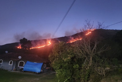 Incêndio atinge vegetação no Parque do Imbuí, em Teresópolis