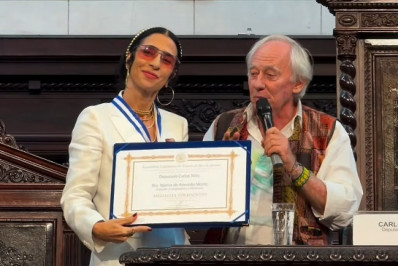 Marisa Monte recebe Medalha Tiradentes e canta 'Vilarejo' em cerimônia