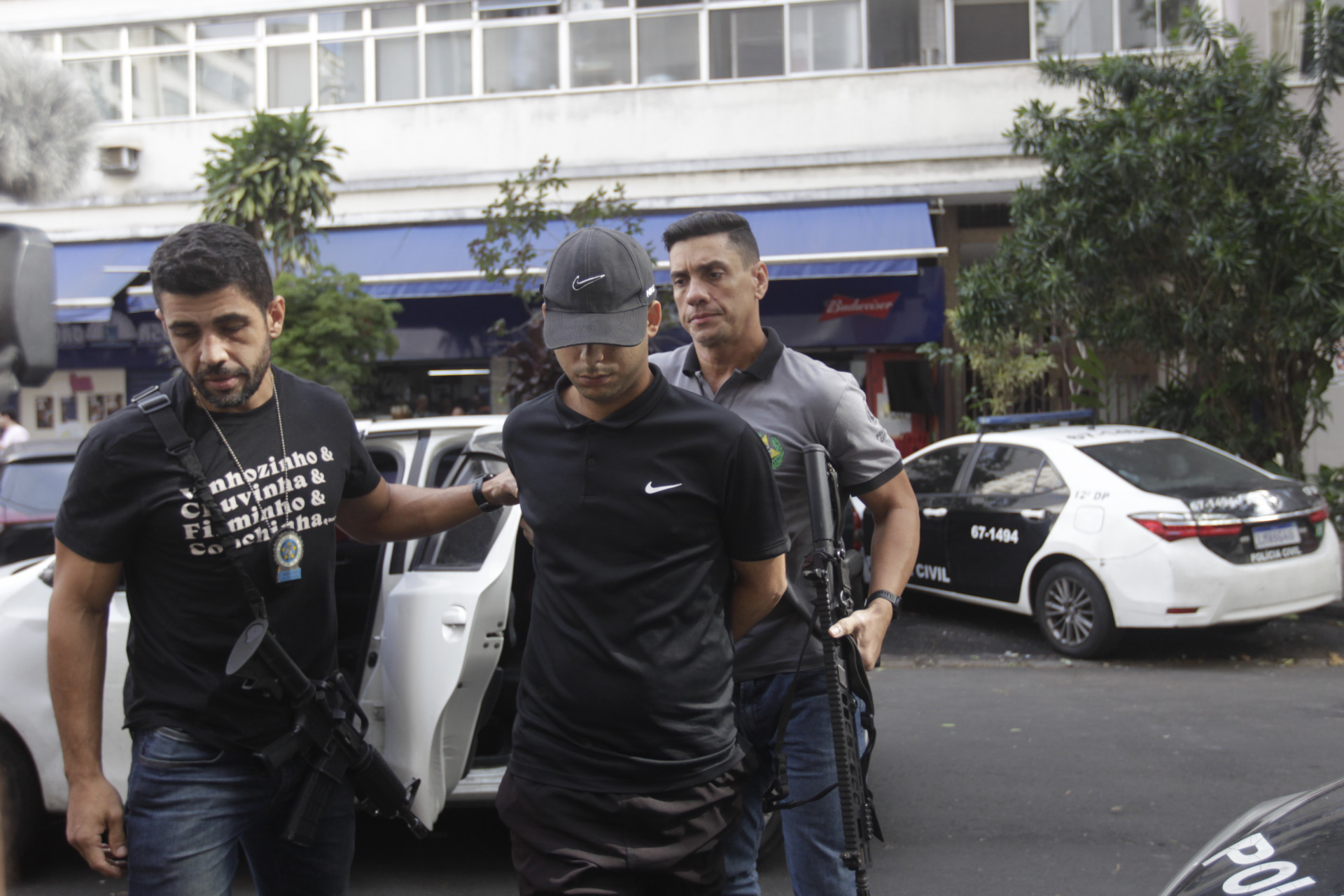 Fellipe Eduardo, preso acusado de espancar Cláudio Rafael, chegando a 12 delegacia, em Copacabana, nesta sexta-feira (21). - Reginaldo Pimenta / Agencia O Dia