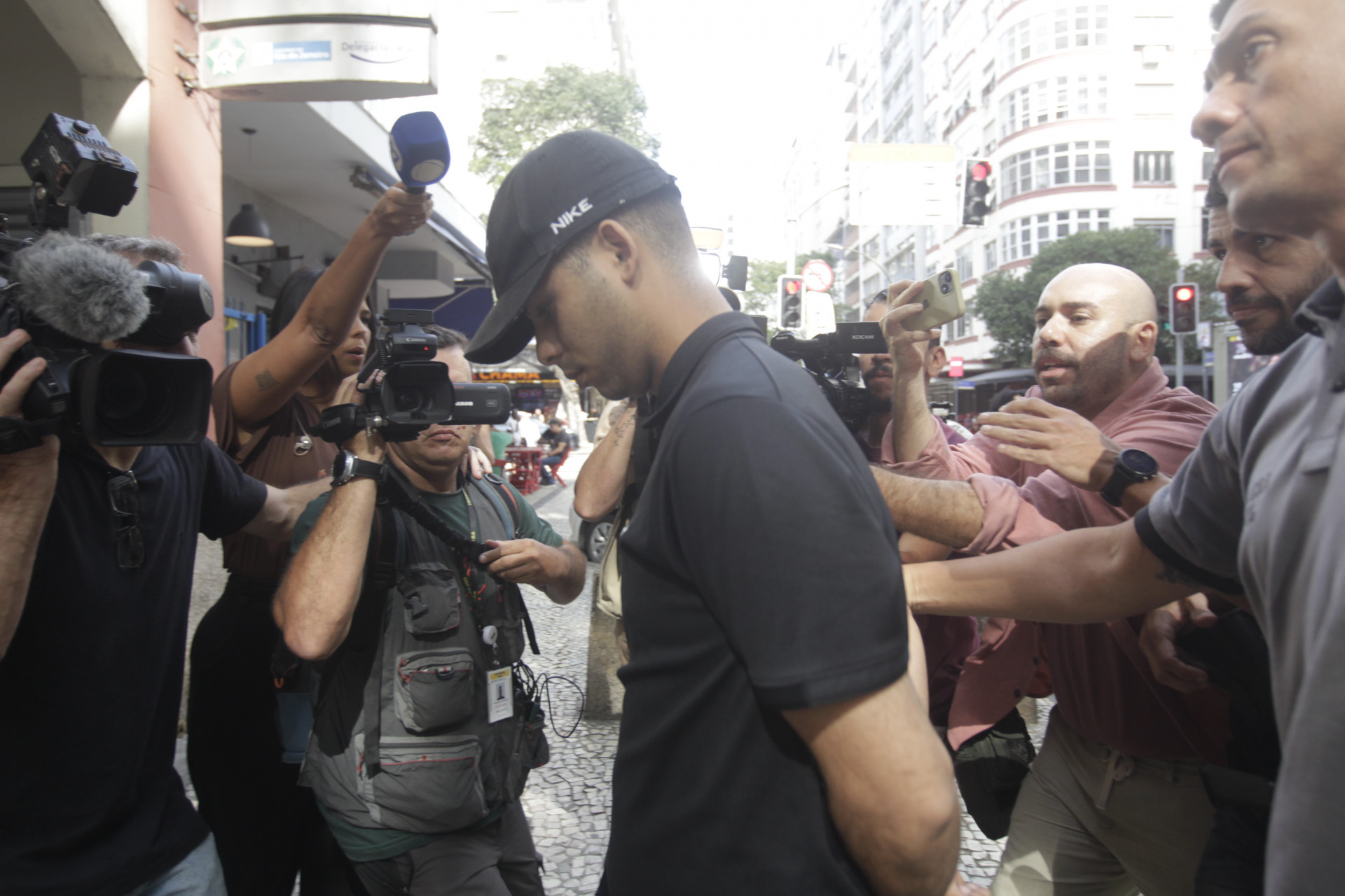 Fellipe Eduardo, preso suspeito de espancar Cláudio Rafael, chegando na 12ª DP (Copacabana) - Reginaldo Pimenta/Agência O Dia