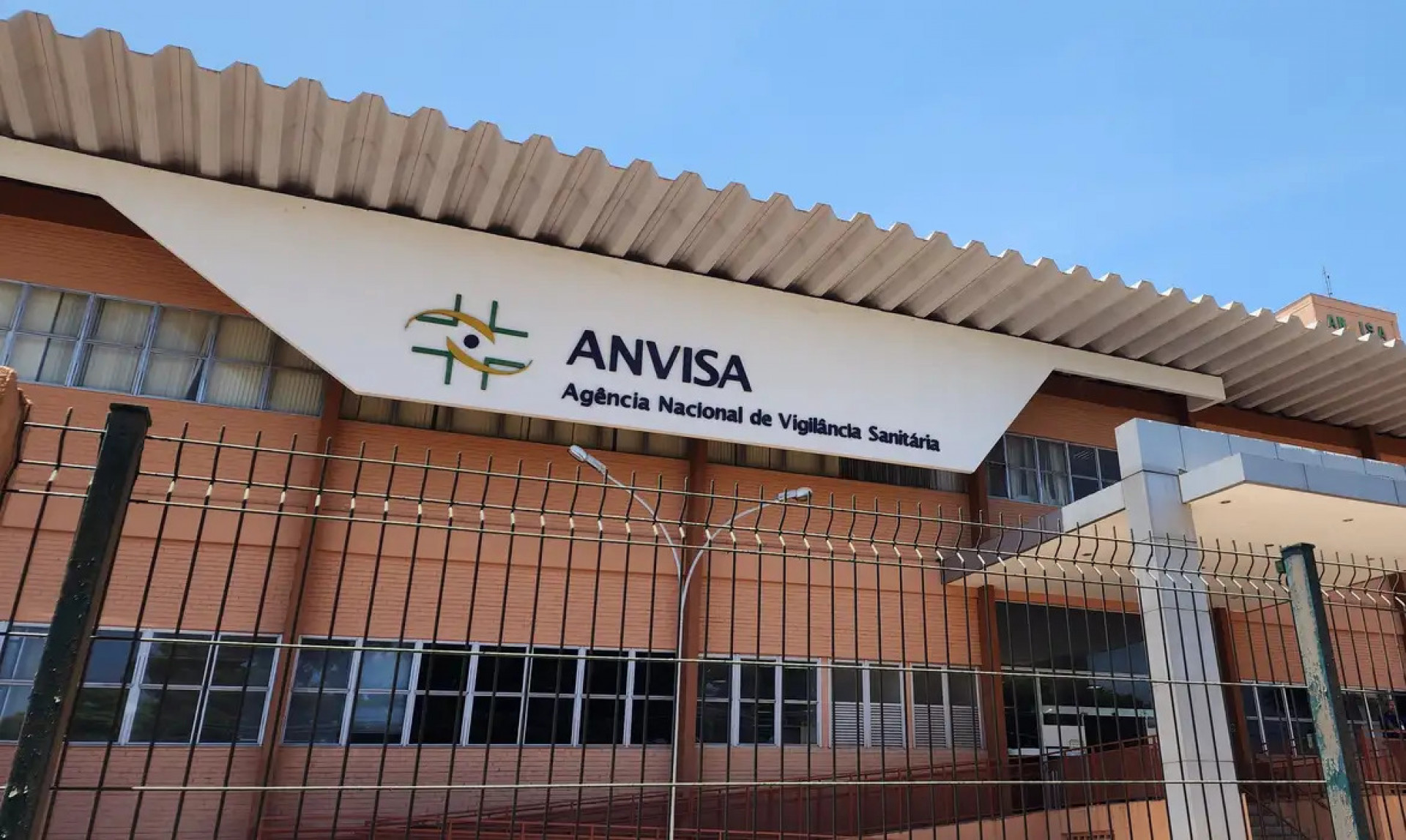 Anvisa determinou a apreens&atilde;o de cosm&eacute;ticos sem registro sanit&aacute;rio e regularizado pelo &oacute;rg&atilde;o nesta sexta-feira