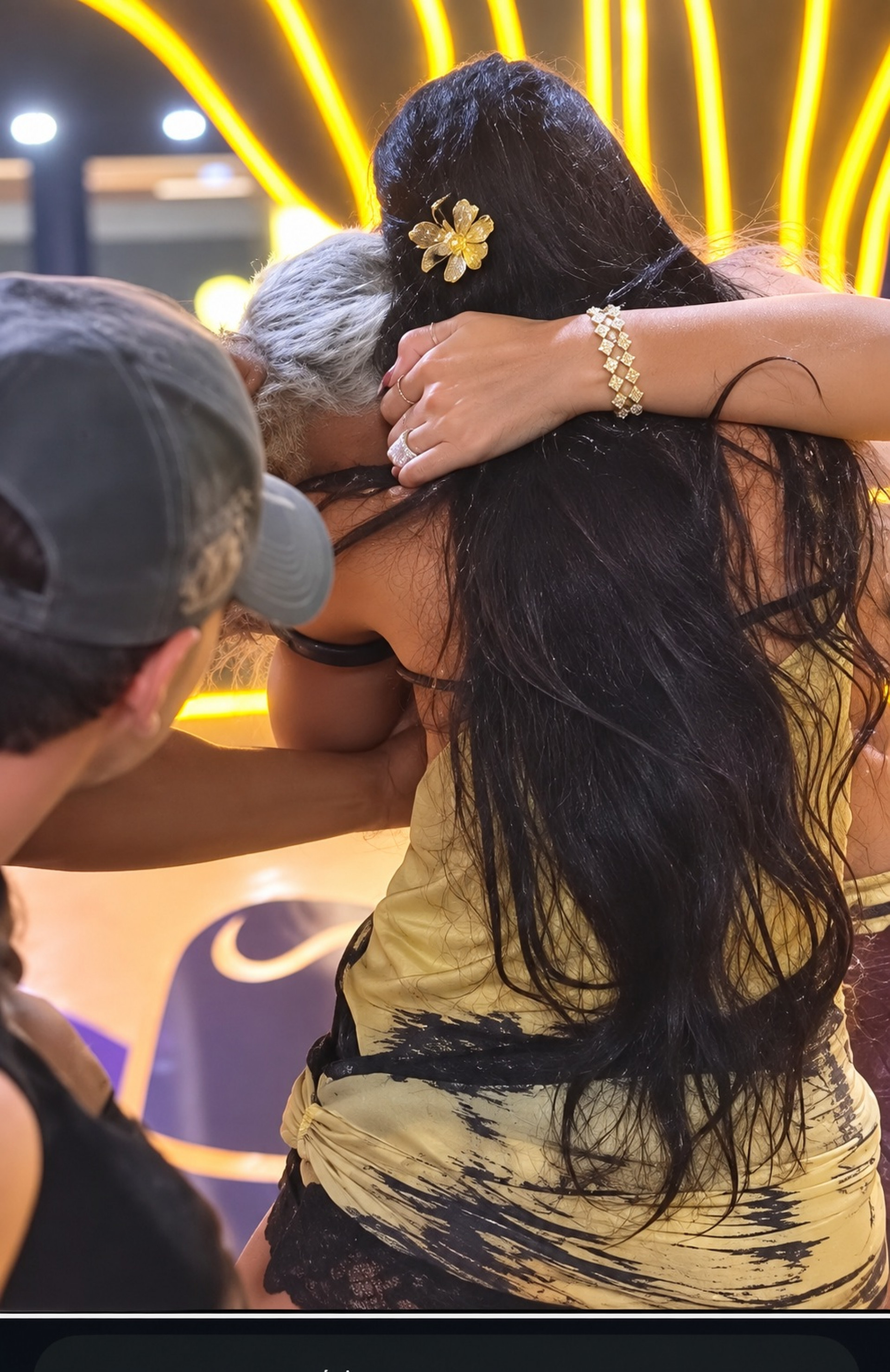 Mirella parte para cima de Andressa, e as duas se atracam em meio ao barraco