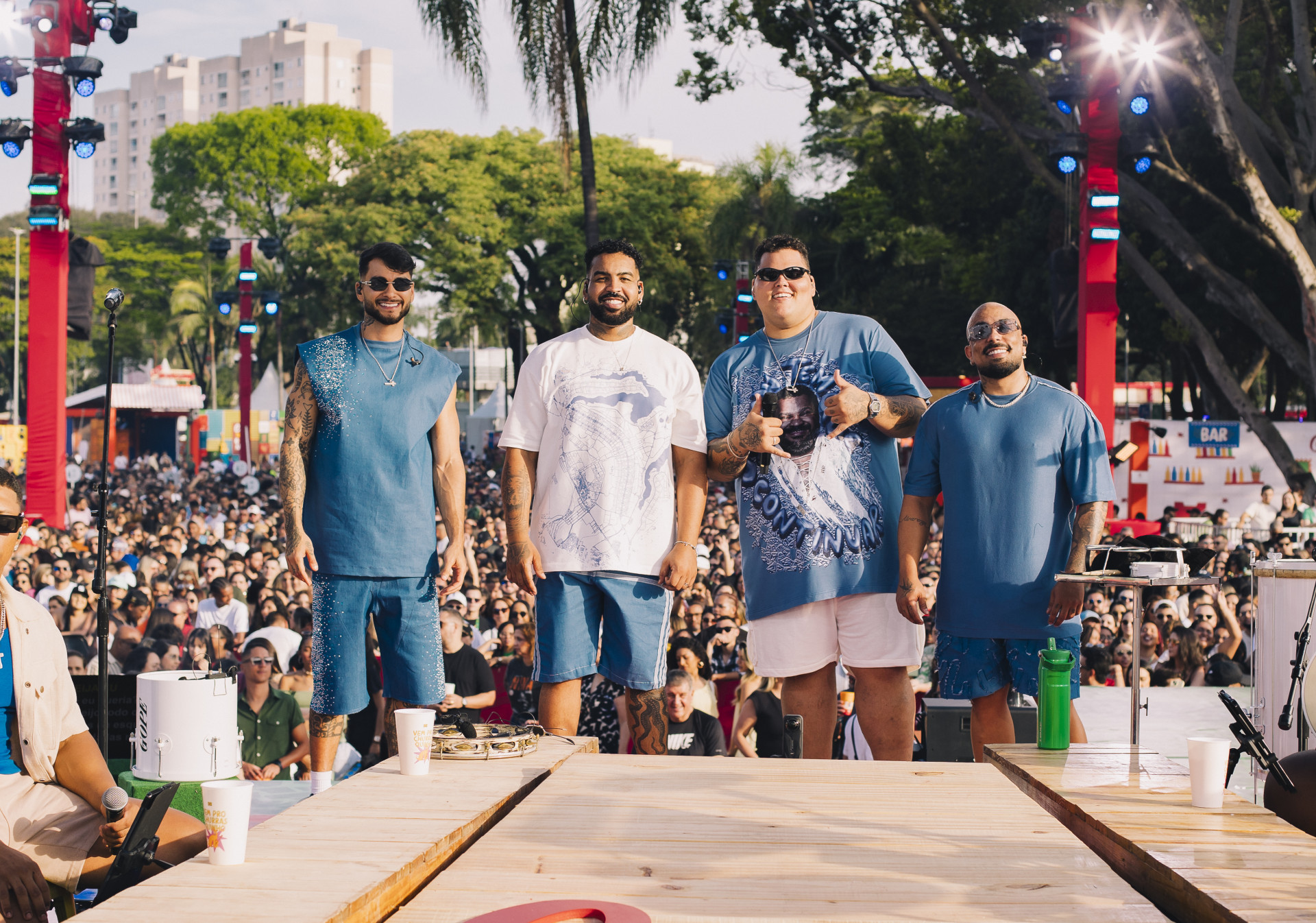 Menos &eacute; Mais leva 'Churrasquinho -+' ao Rio com quatro horas de pagode - Divulga&ccedil;&atilde;o