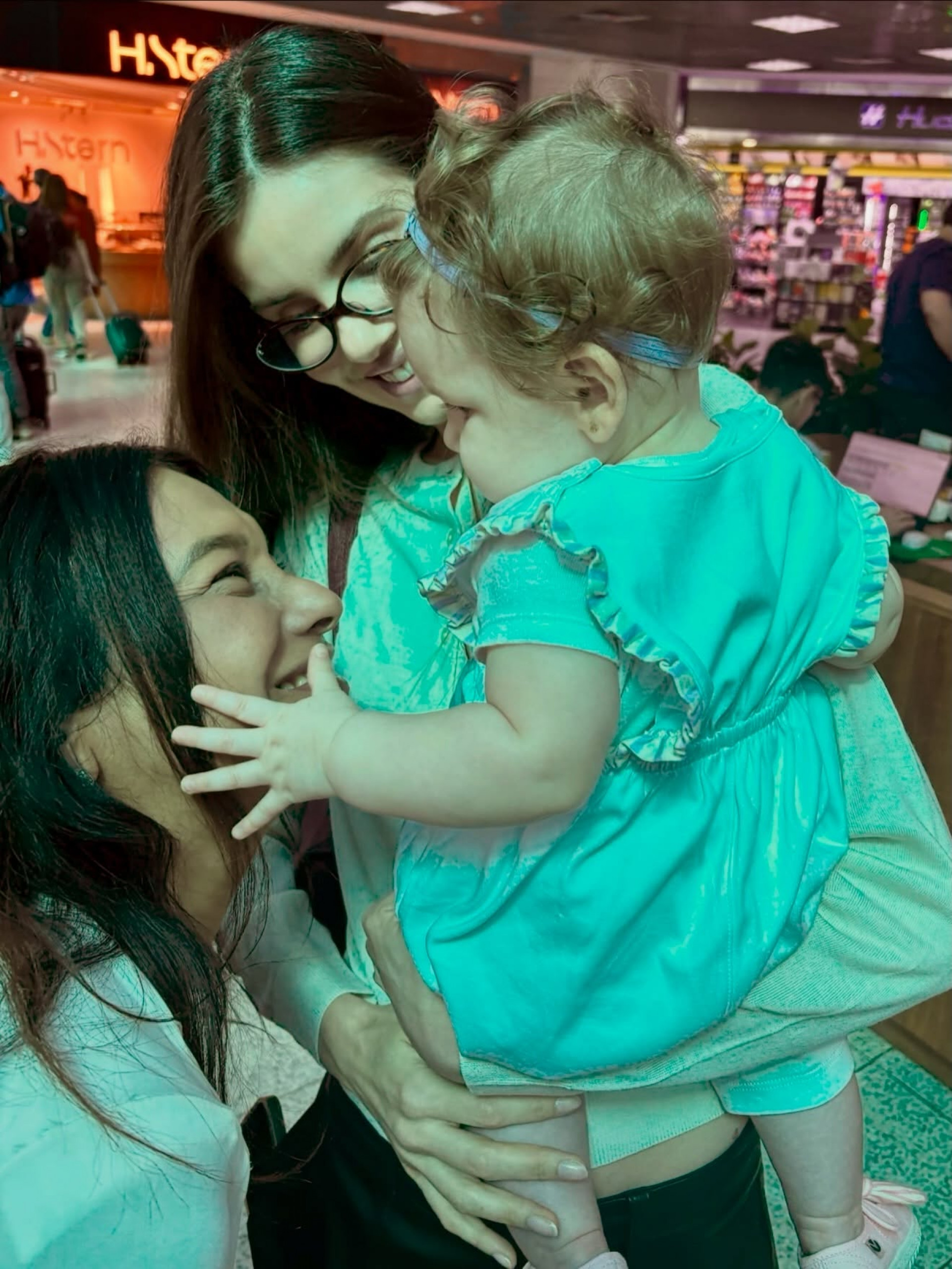 Dira Paes se derreteu por Clara, primeira filha de Camila Queiroz - Reprodução/Instagram