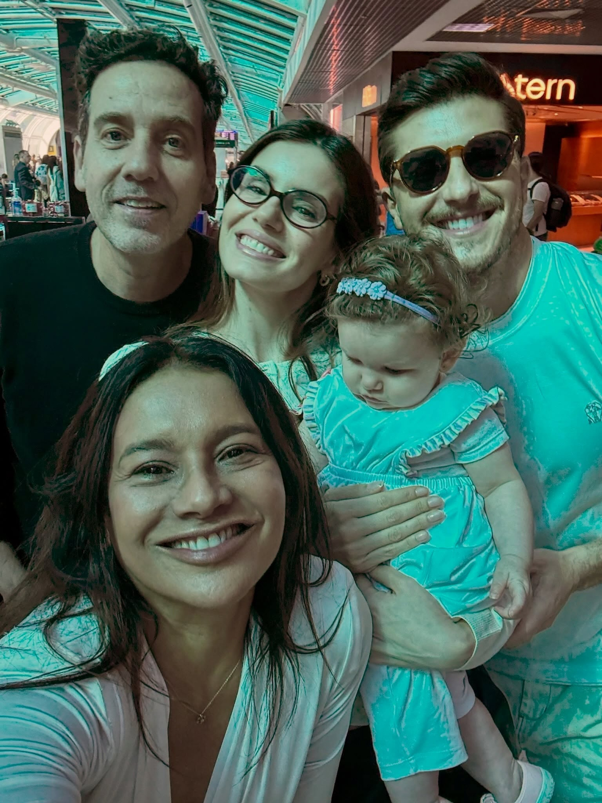 Dira Paes e Allan Fiterman posaram com Camila Queiroz, Klebber Toledo e Clara - Reprodução/Instagram