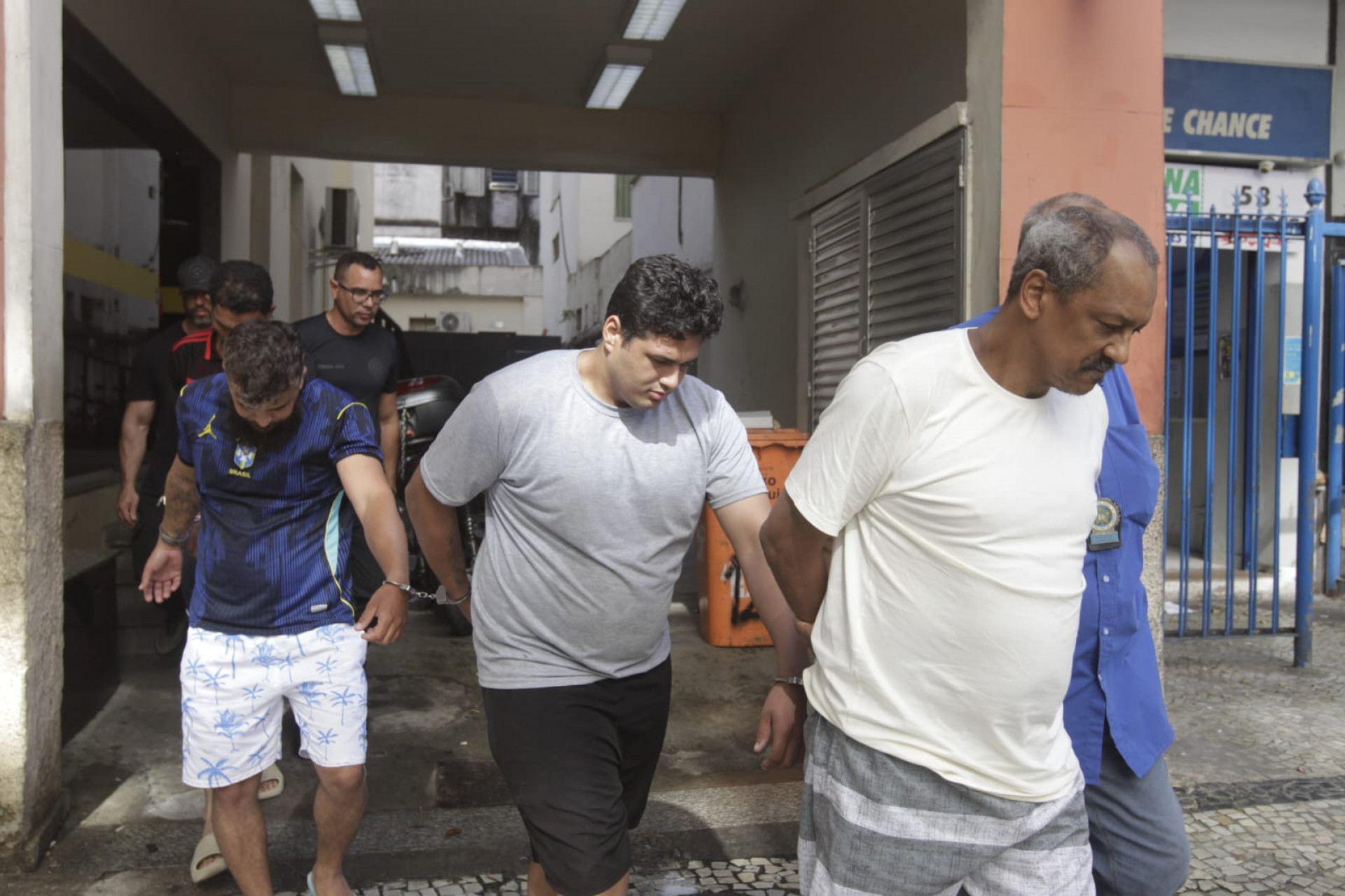 Jorge (branco) e Davi (cinza) foram transferidos para Benfica junto com outros detidos - Reginaldo Pimenta / Agência O Dia
