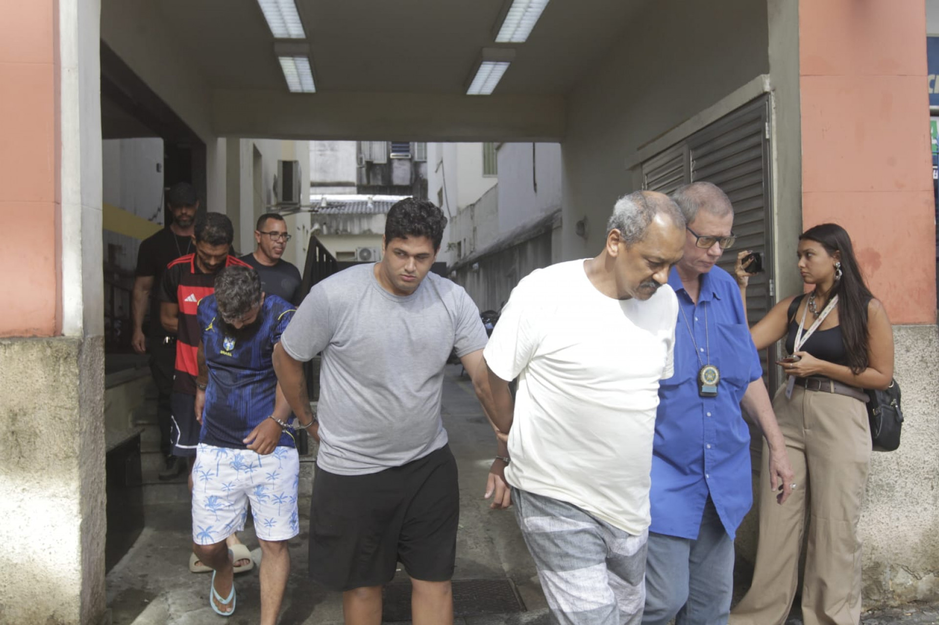 Jorge (branco) e Davi (cinza) foram transferidos para Benfica junto com outros detidos - Reginaldo Pimenta / Agência O Dia