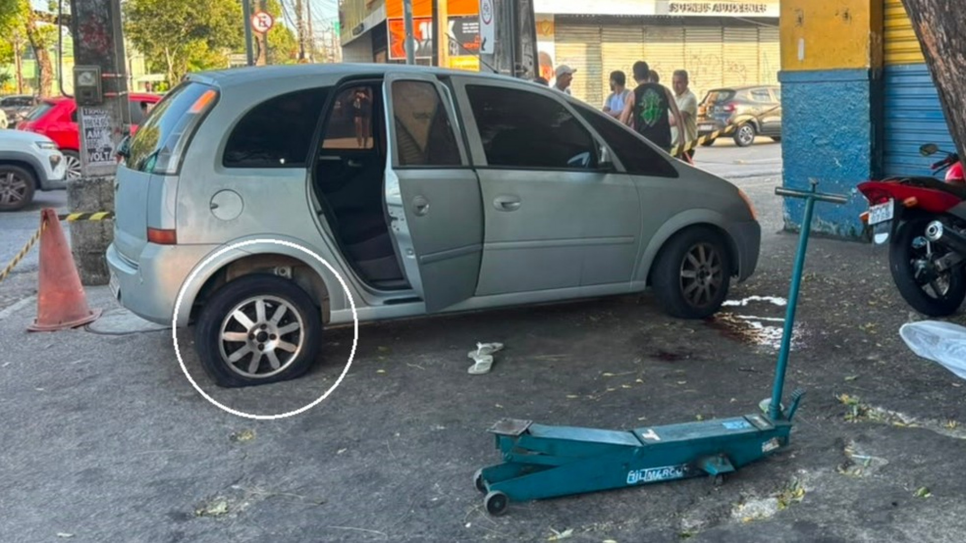 Bruxo Paulo e outro homem foram alvos de ataque em frente a uma borracharia - Reprodu&ccedil;&atilde;o / TV Verdes Mares