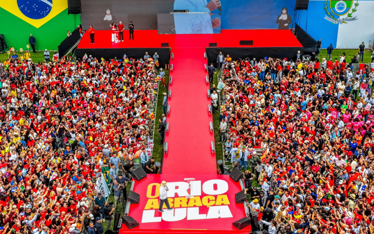 Lula realiza campanha presidencial em Bangu, Zona Oeste do Rio, neste sábado (22)