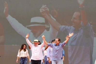 Em campanha no Rio, Lula defende candidatura de Paes: 'É necessidade'