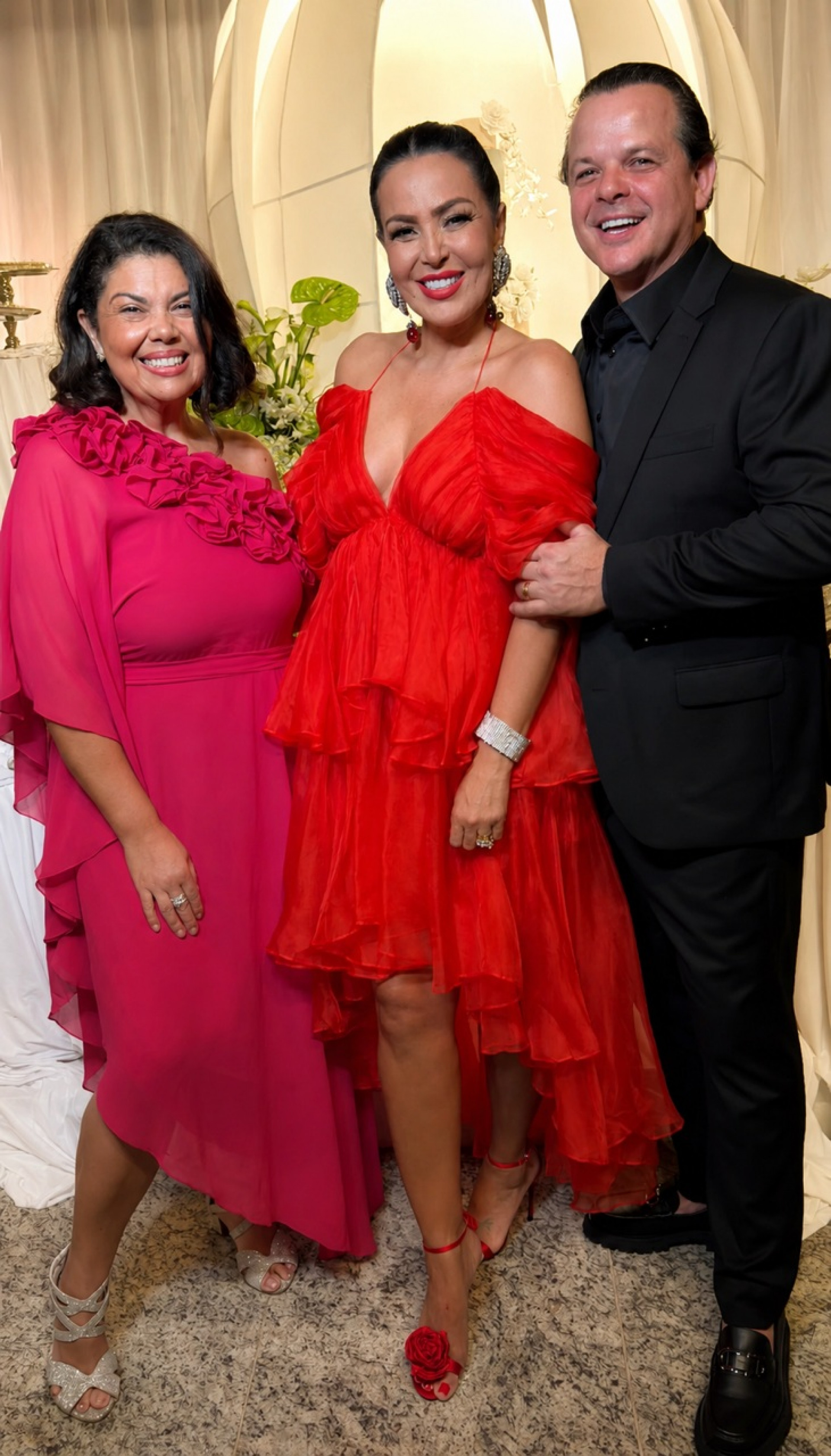 Fabiana Karla, Gardênia Cavalcanti e Marcos Rezende durante a mega festa, marcada por luxo, elegância e uma decoração impecável