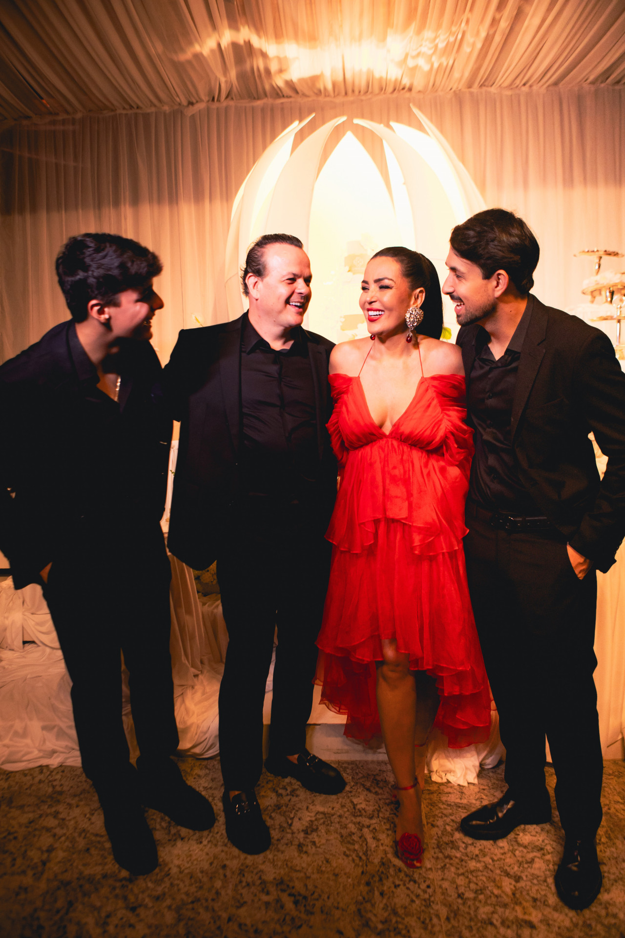 Gardênia Cavalcanti com o marido, Marcos Rezende, o filho Miguel e o enteado Matheus durante a mega festa