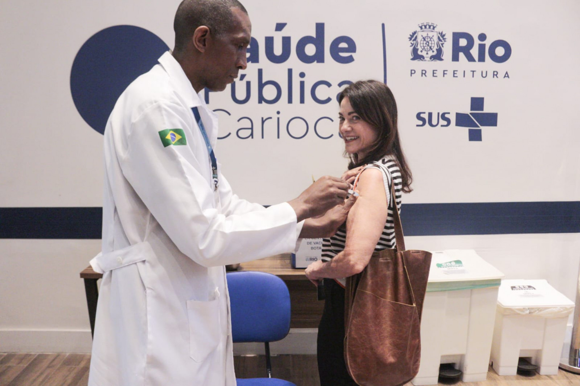 Ana Paula Brandão atualizou a caderneta de vacinação no Dia D - Carlos Elias Junior/ Agência O Dia