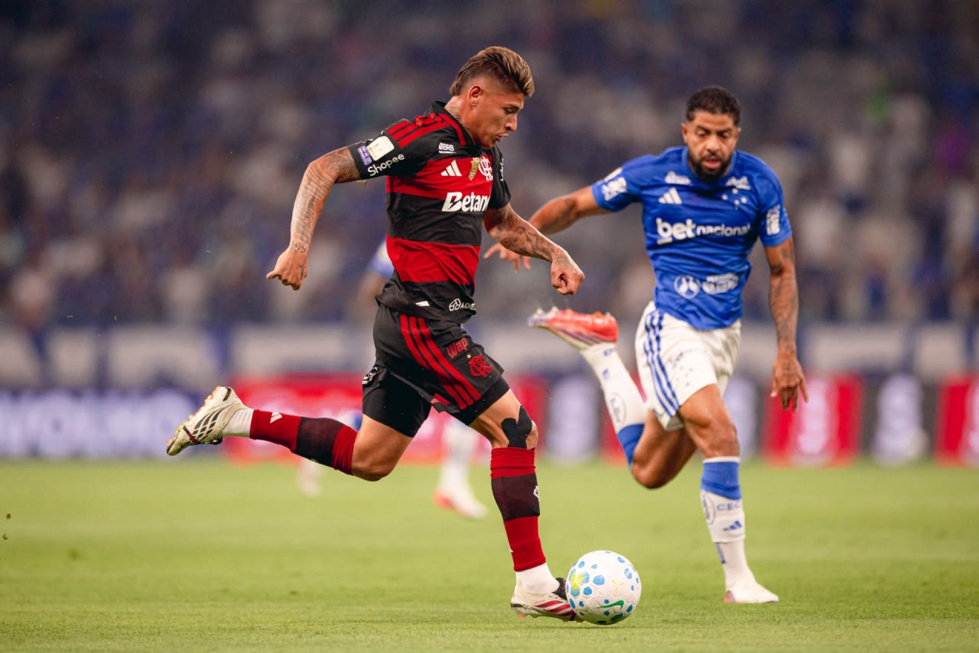 Carrascal em a&ccedil;&atilde;o pelo Flamengo diante do Cruzeiro, no Mineir&atilde;o - Adriano Fontes / Flamengo