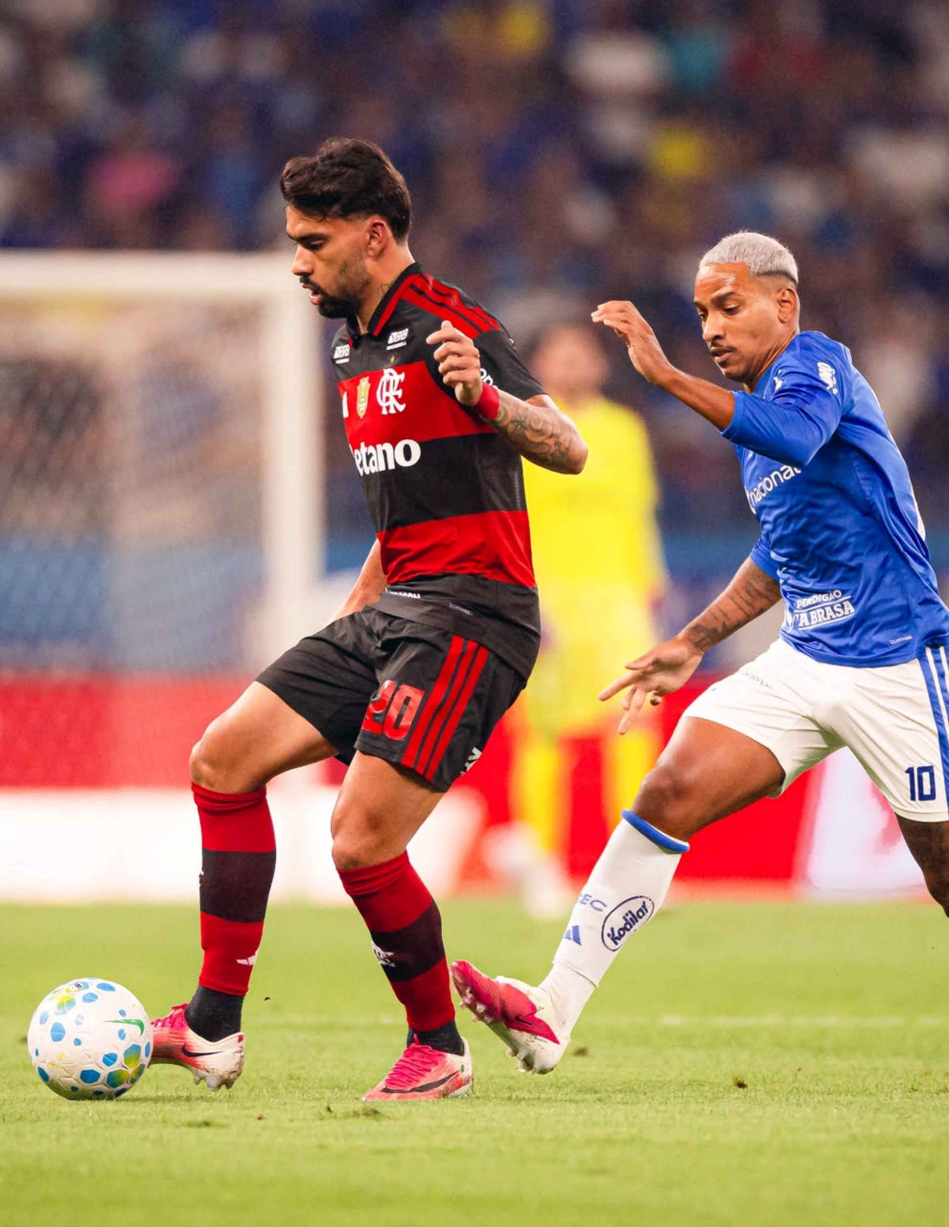 Lucas Paquet&aacute; em a&ccedil;&atilde;o pelo Flamengo diante do Cruzeiro, no Mineir&atilde;o - Adriano Fontes / Flamengo