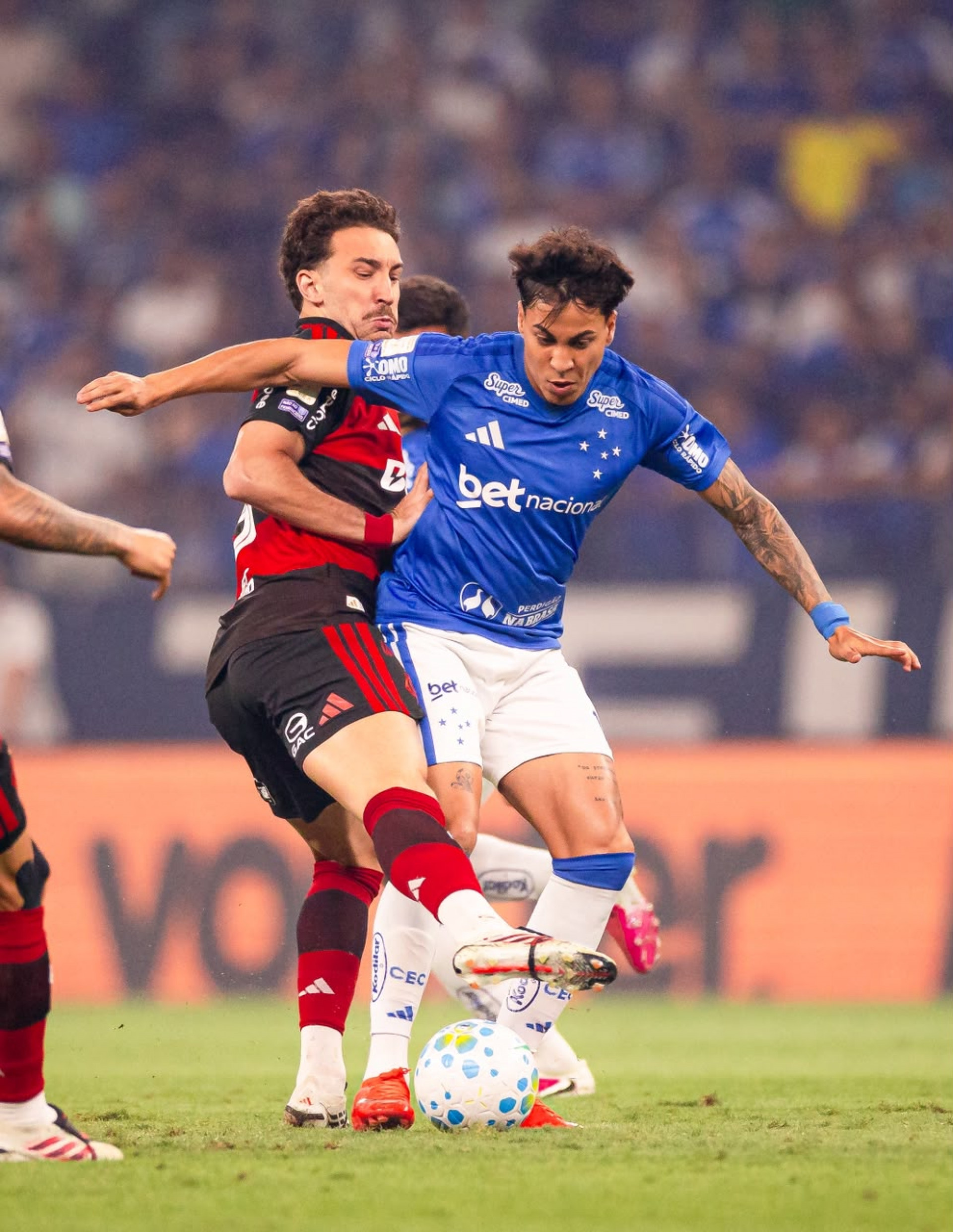 L&eacute;o Ortiz em a&ccedil;&atilde;o pelo Flamengo diante do Cruzeiro, no Mineir&atilde;o - Adriano Fontes / Flamengo