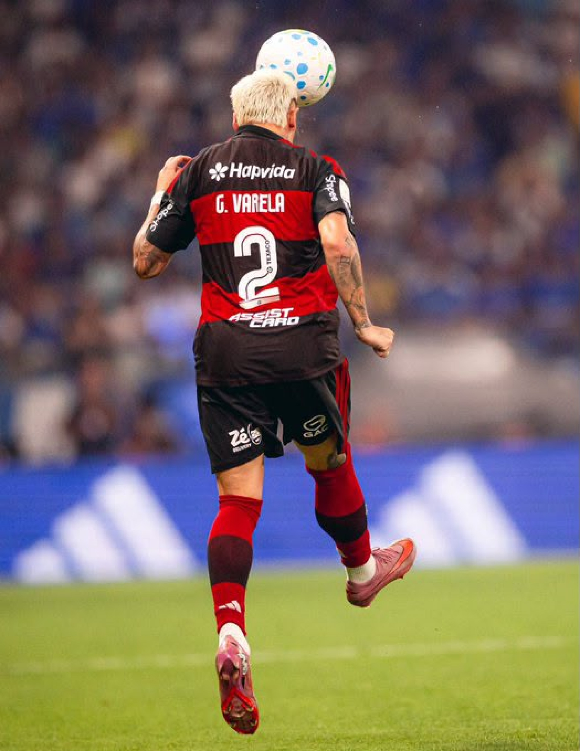 Varela em ação pelo Flamengo diante do Cruzeiro, no Mineirão - Divulgação / Flamengo