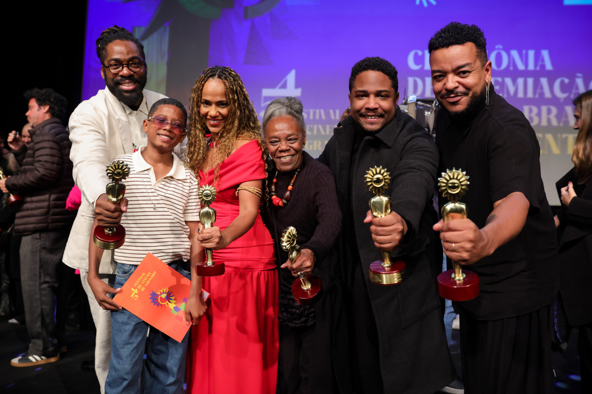 Lázaro Ramos, José Loreto, Christian Malheiros, Teca Pereira, Naruna Costa e Yuri Gomes posam juntos com troféus e comemoram vitórias no Festival de Cinema de Gramado - Lucas Ramos / Brazil News