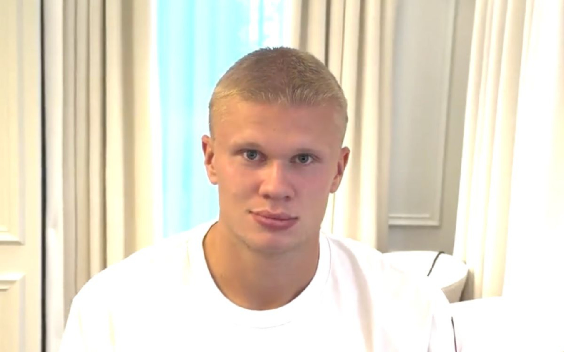 Erling Haaland adota novo visual 
