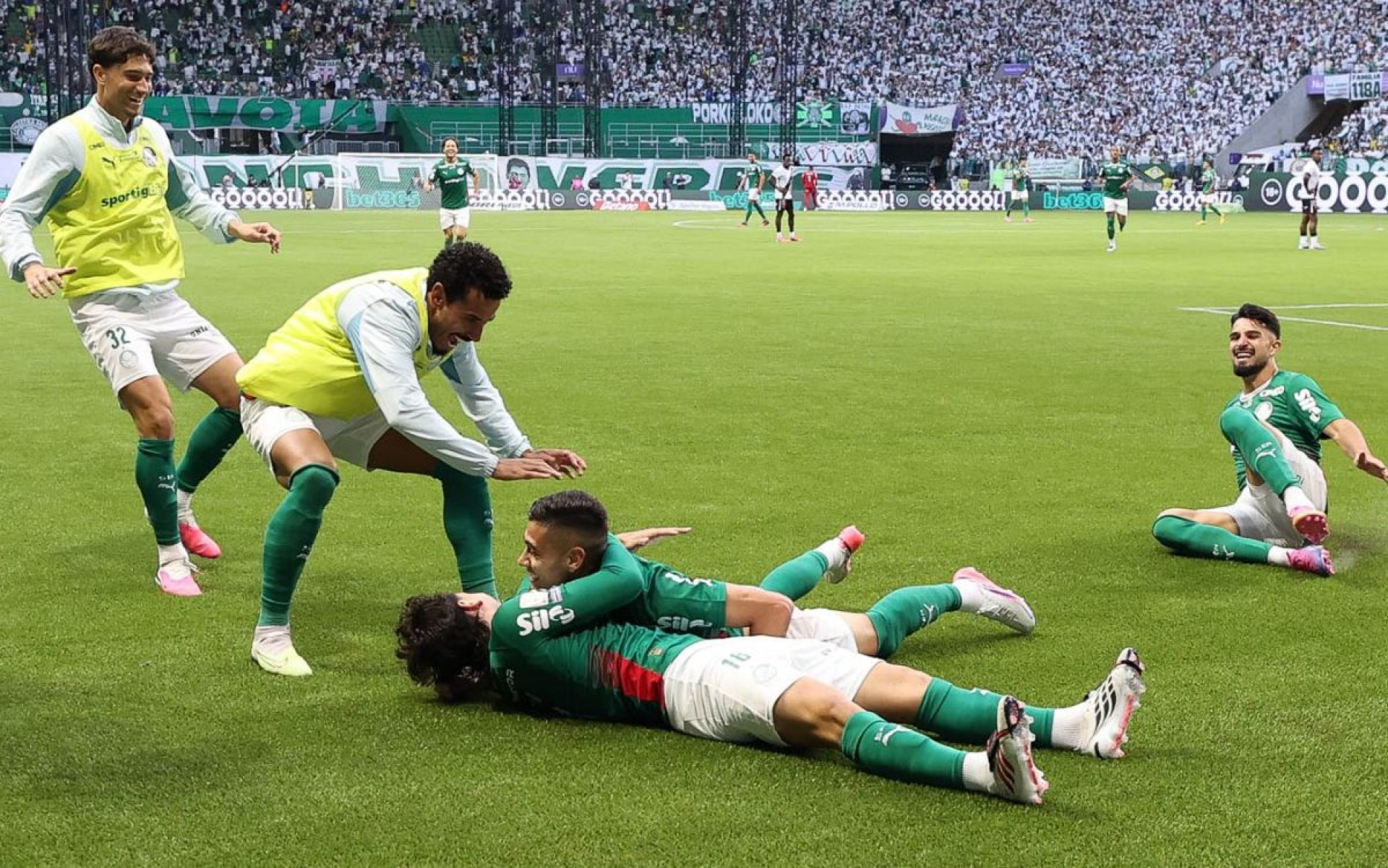 Jogadores do Palmeiras comemoram gol marcado sobre o Vasco, no Nubank Parque