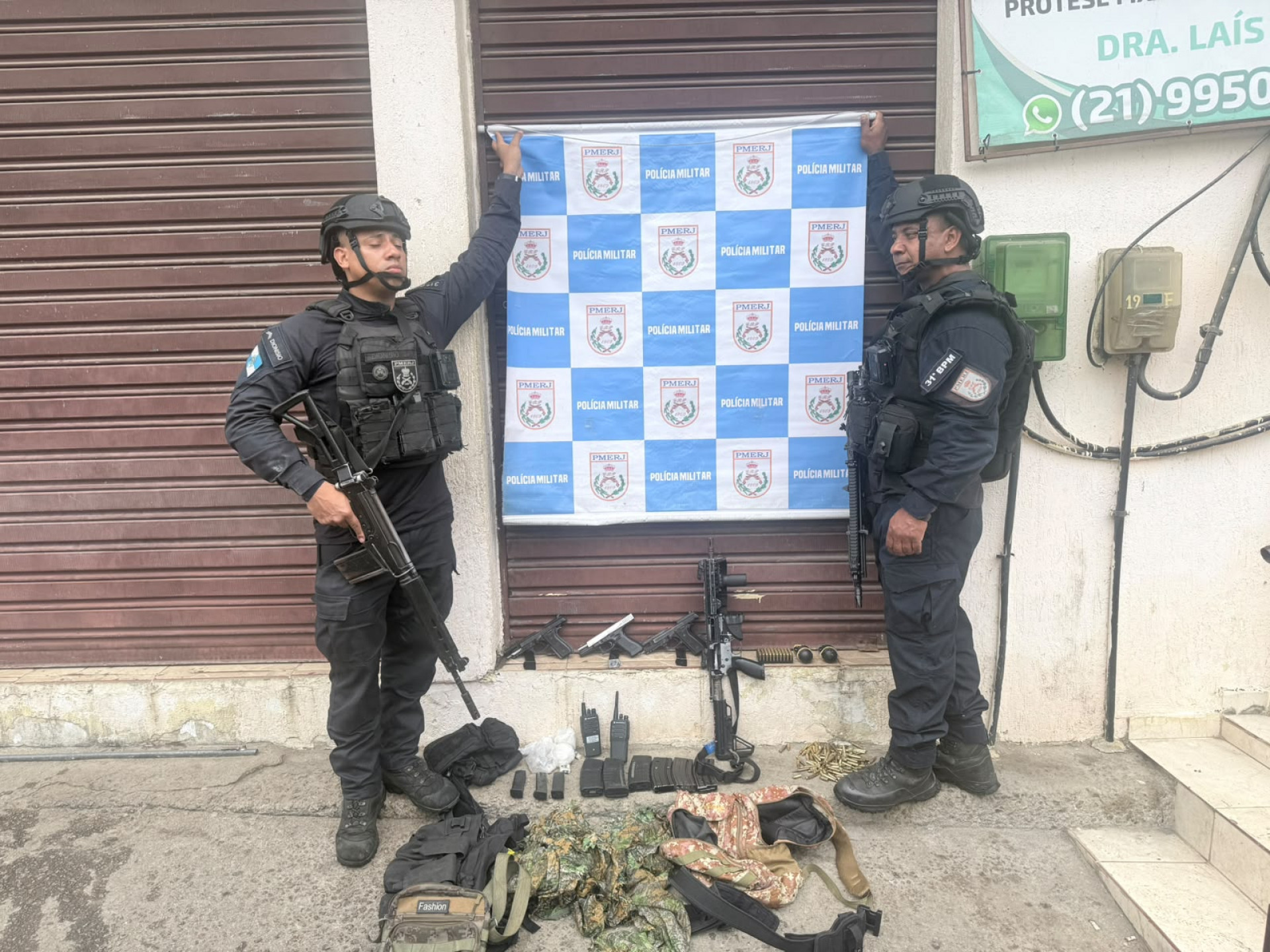 Policiais apreenderam dois fuzis, tr&ecirc;s pistolas, granadas, muni&ccedil;&otilde;es, drogas e outros materiais - Divulga&ccedil;&atilde;o / PMERJ