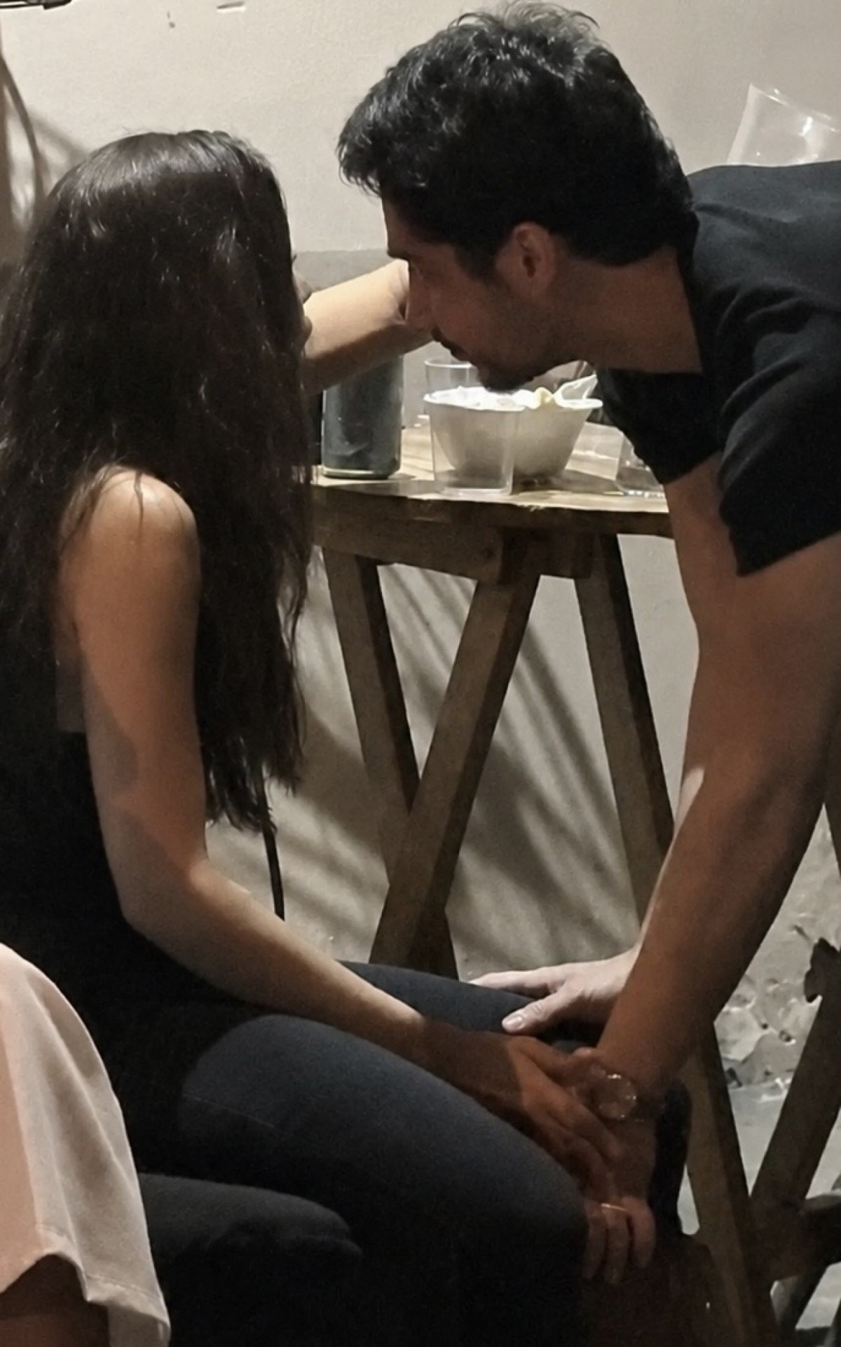 Danilo Mesquita acaricia a perna de Anitta durante momento de intimidade na Casa Savana