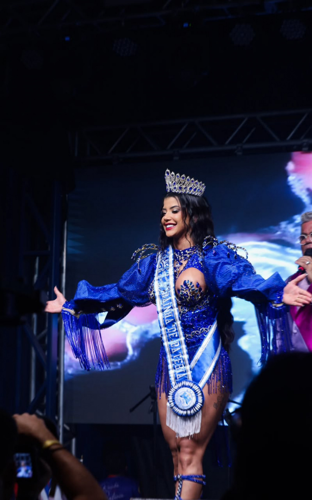 Grazi Xavier é coroada rainha de bateria da Unidos da Ponte