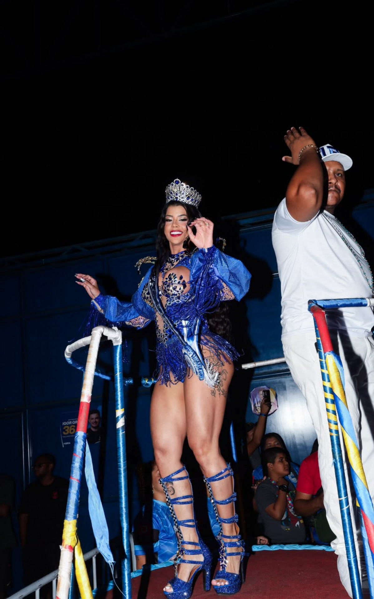 Grazi Xavier é coroada rainha de bateria da Unidos da Ponte