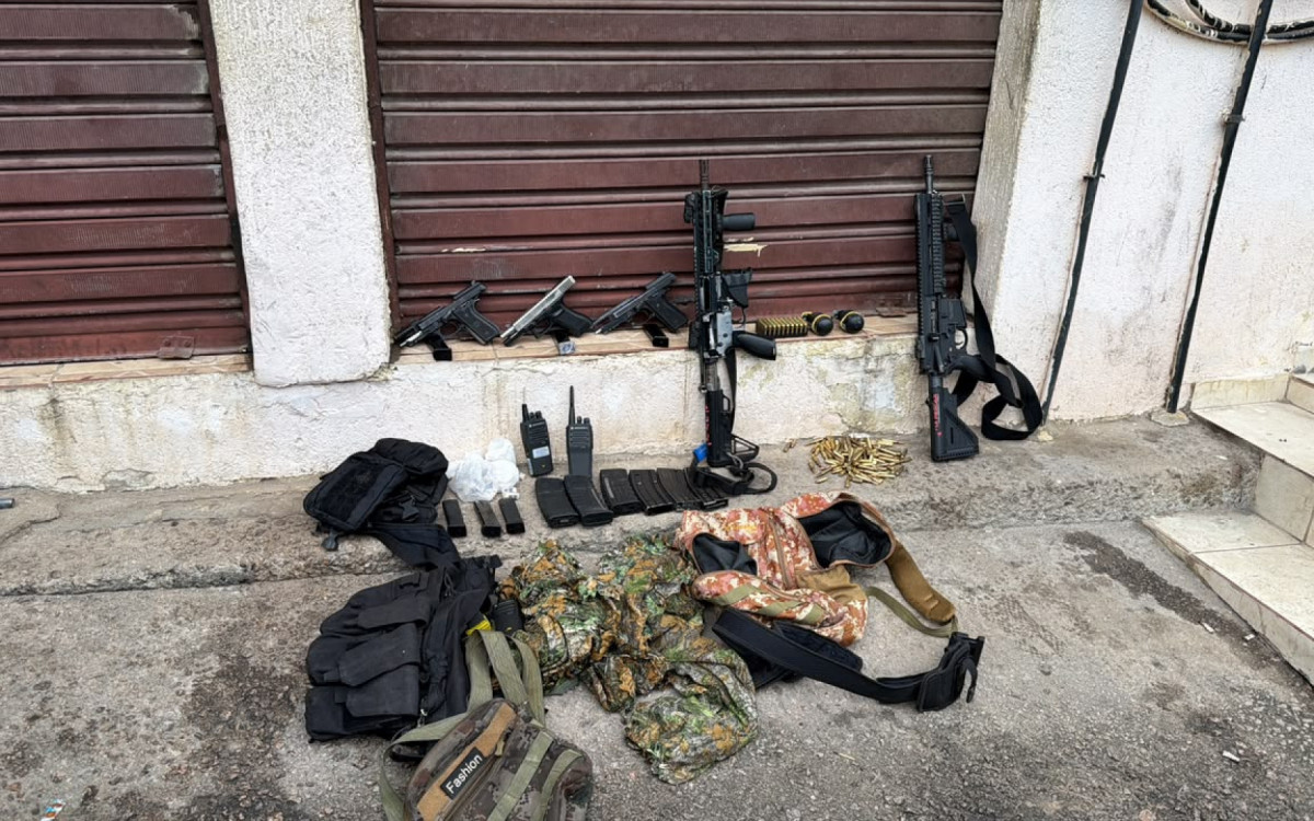 Policiais apreenderam dois fuzis, tr&ecirc;s pistolas, granadas, muni&ccedil;&otilde;es, drogas e outros materiais