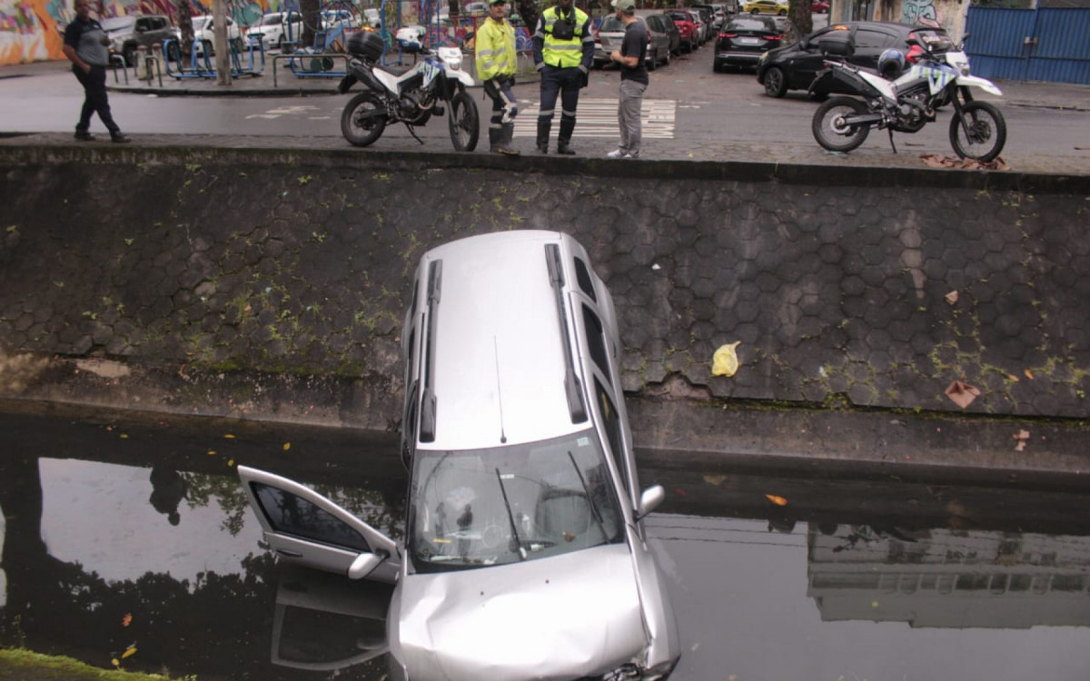 Acidente aconteceu por volta das 3h, na altura da Rua Batista da Costa
