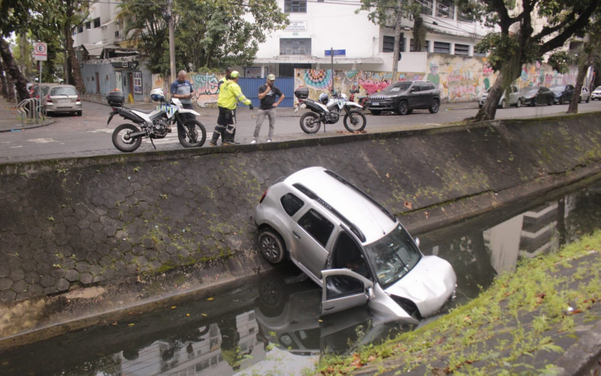 Acidente aconteceu por volta das 3h, na altura da Rua Batista da Costa