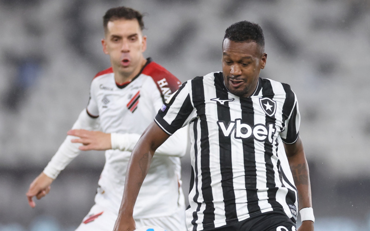 Edenilson. BOTAFOGO x Athletico PR pelo Campeonato Brasileiro no Estadio Nilton Santos, 24 de Agosto de 2026, Rio de Janeiro, RJ, Brasil.