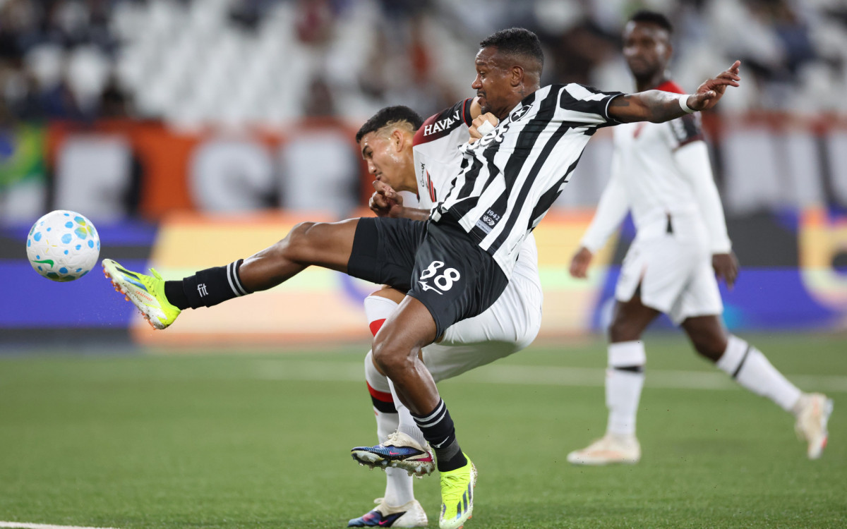 Edenilson.  BOTAFOGO x Athletico PR pelo Campeonato Brasileiro no Estadio Nilton Santos, 24 de Agosto de 2026, Rio de Janeiro, RJ, Brasil. 