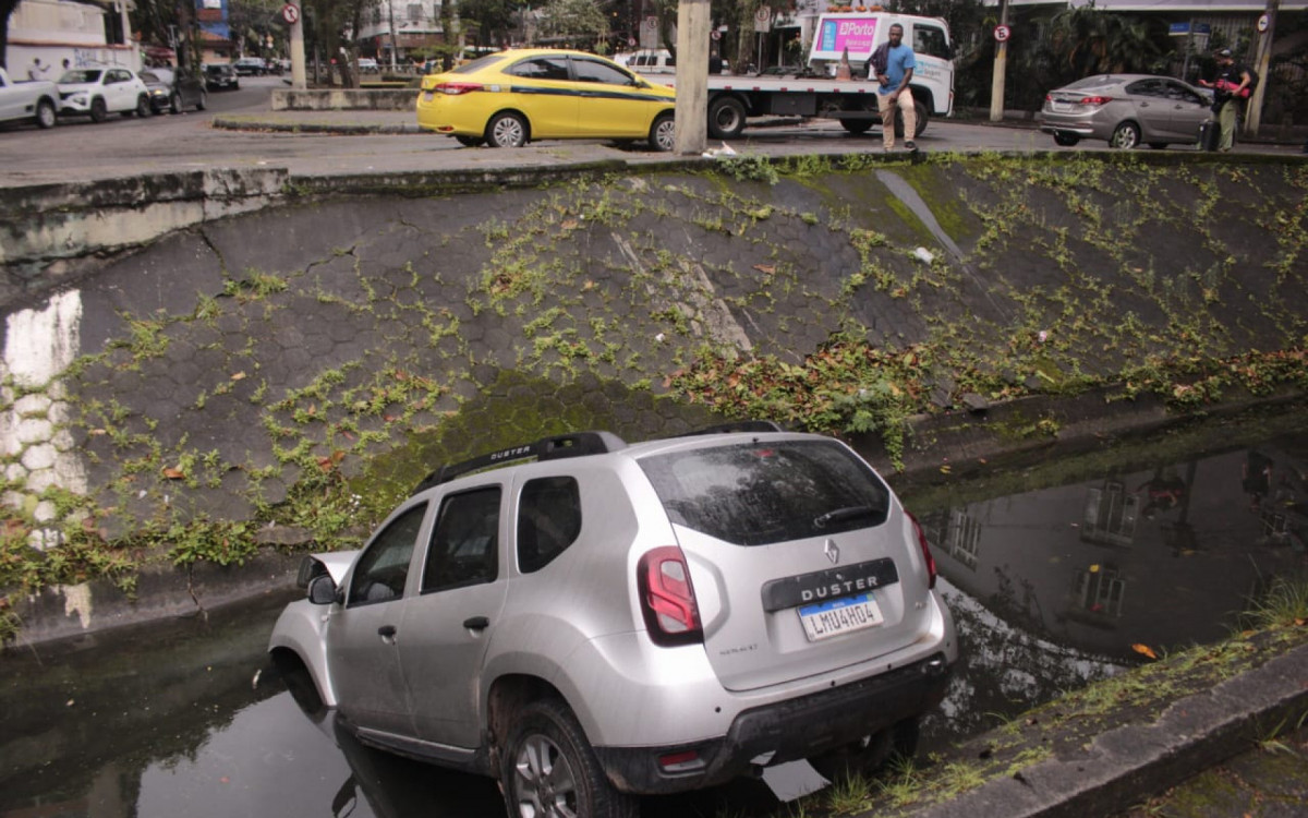 Acidente aconteceu por volta das 3h, na altura da Rua Batista da Costa