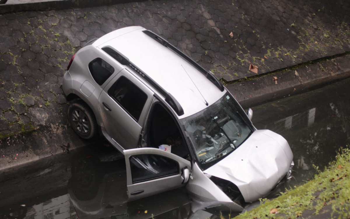 Acidente aconteceu por volta das 3h, na altura da Rua Batista da Costa